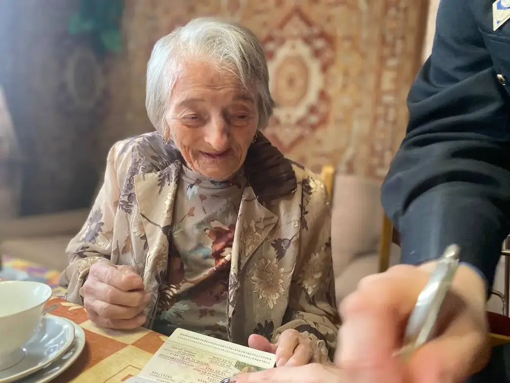Могилевчанку Юзефу Константиновну Мартынову поздравили со 100-летним юбилеем. Фото: mogilev.mvd.gov.by