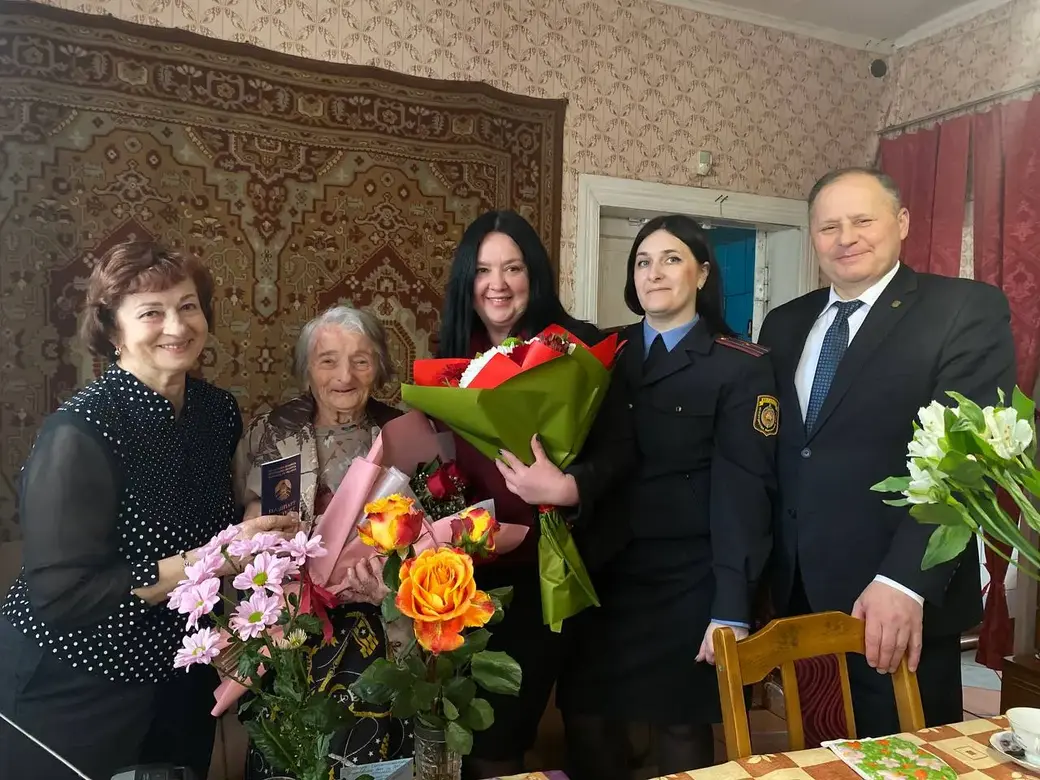Могилевчанку Юзефу Константиновну Мартынову поздравили со 100-летним юбилеем. Фото: mogilev.mvd.gov.by