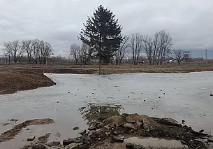 В Минске две девочки по пояс увязли в грязевой ловушке. Видео