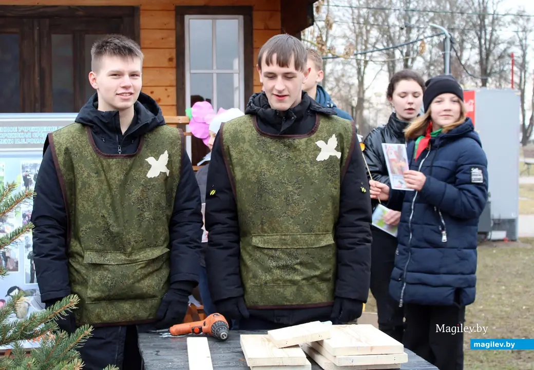 Перед стартом. Мастер-класс по изготовлению скворечников с участием учащихся Вендорожской средней школы. Могилев. Парк Подниколья, 23 марта 2023 года.