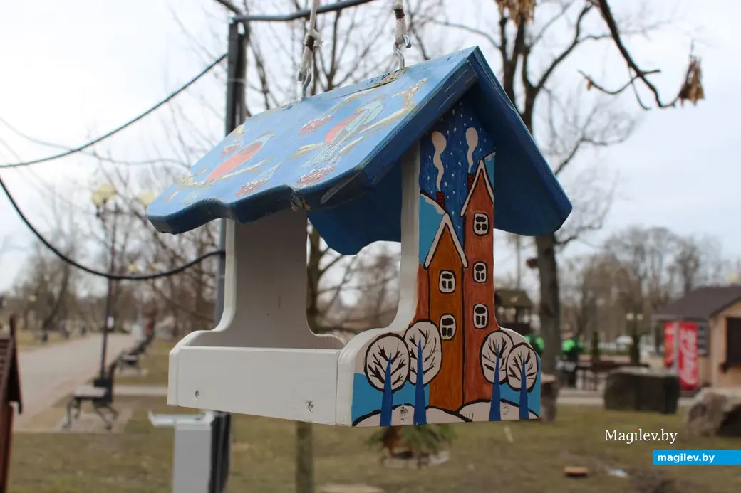Если к мастерству добавить фантазию, получаются такие скворечники. Мастер-класс по изготовлению скворечников с участием учащихся Вендорожской средней школы. Могилев.