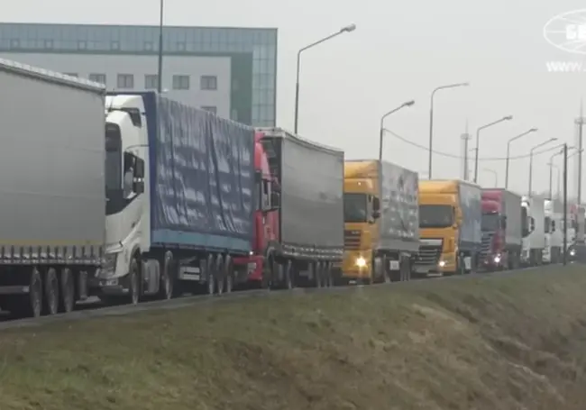 Очередь из фур на белорусско-польской границе растянулась на 30 км. Видео