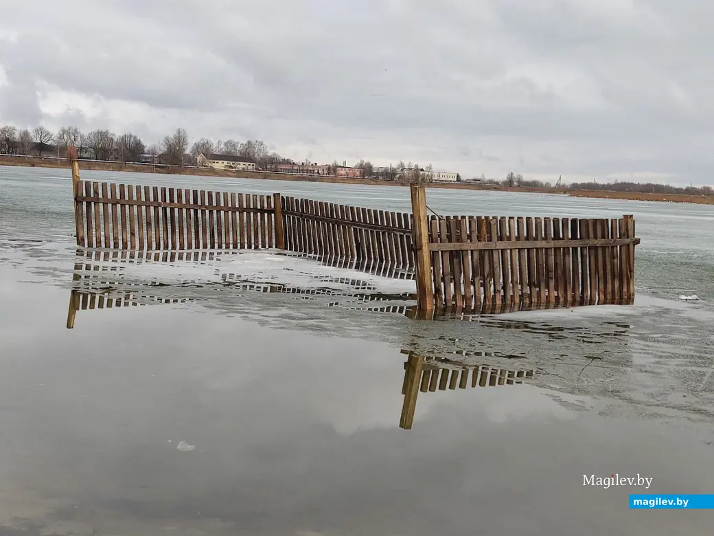 Лед на озере только-только начал оттаивать. Могилев, 25.03.2023 г.