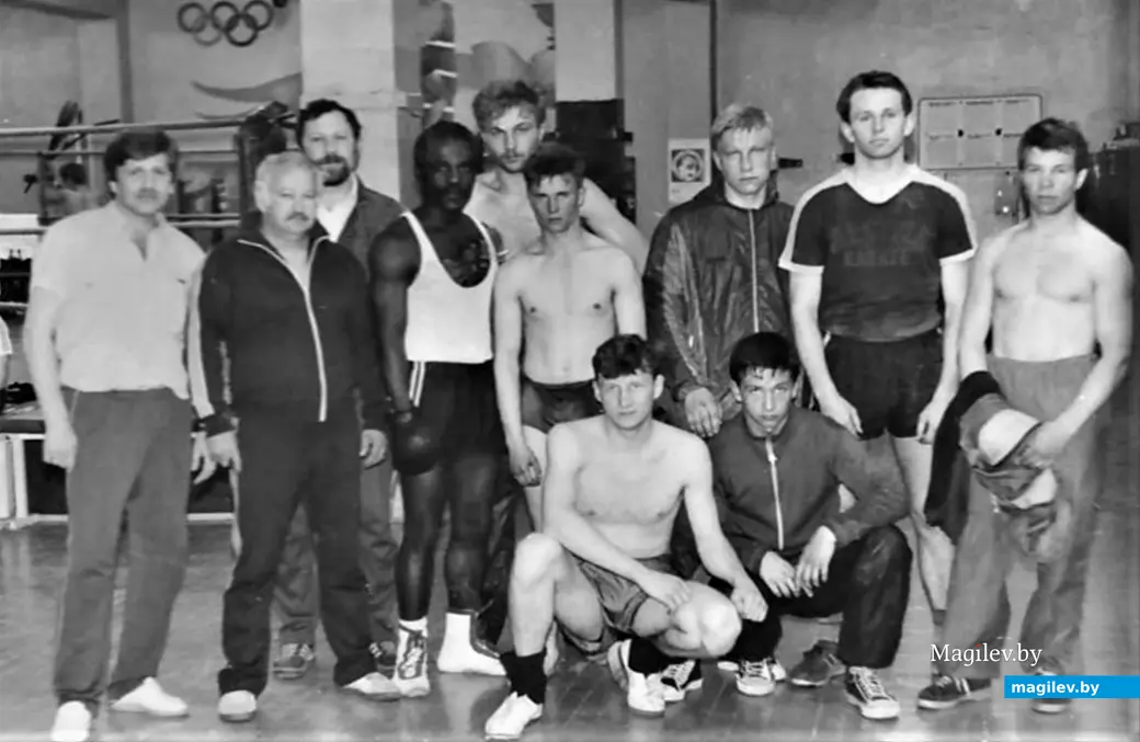 В зале бокса педагогического института. Генрих Ривкин – второй слева. Могилев, 1980-е годы.