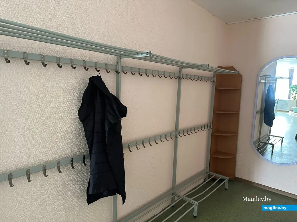 Столовая явно рассчитана на большое количество посетителей – только посмотрите, сколько крючков. Столовая «Горэлектротранспорта», Могилев, 24.03.2023 г.