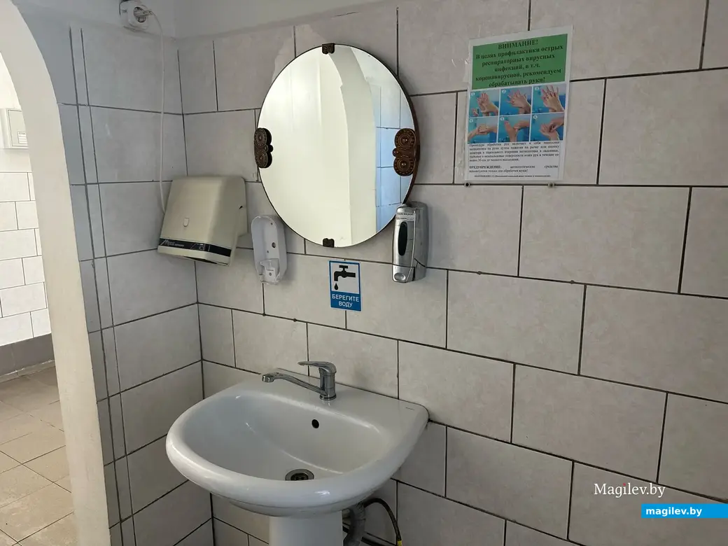 Может, пора отправить сушилку для рук на покой? Как и сломанный дозатор рядом. Столовая «Горэлектротранспорта», Могилев, 24.03.2023 г.