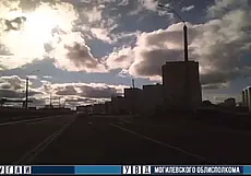 В Могилеве автомобиль врезался в ограждение и перевернулся на крышу. Комментарий ГАИ