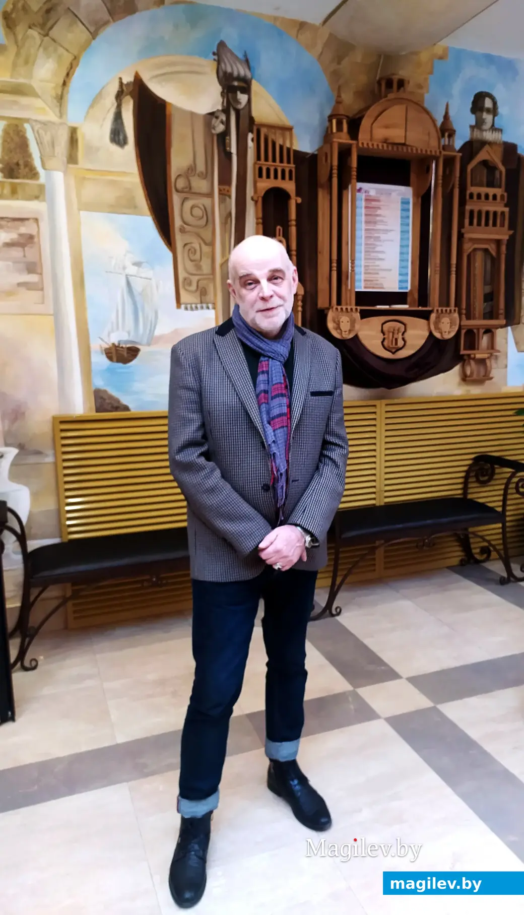 Олег Жюгджа в фойе Могилевского театра кукол на Международном театральном фестивале Март-контакт. Могилев, март 2023 года.