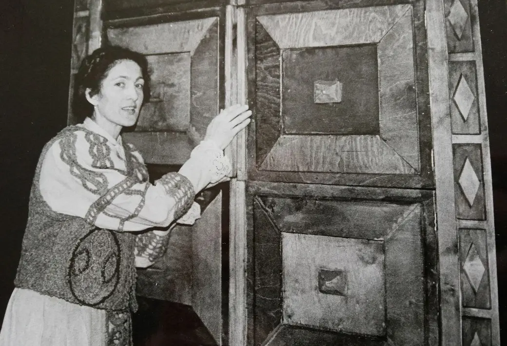 Жена Олега Жюгжды Лариса Микулич в спектакле «Пилипка и ведьма», 1984 г.