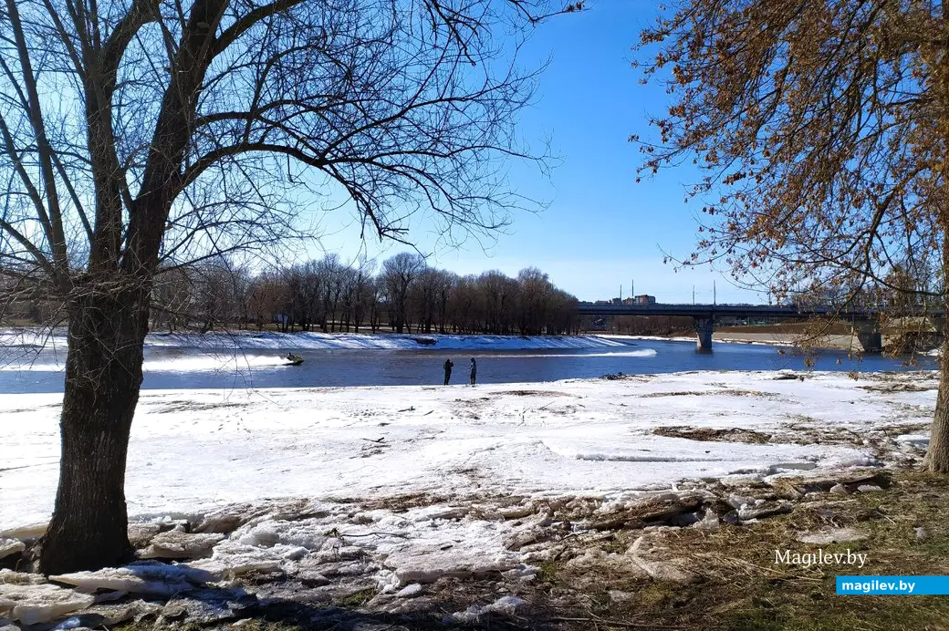 Набережная Днепра неделю назад 18 марта 2023 года. Вид на Пушкинский мост.