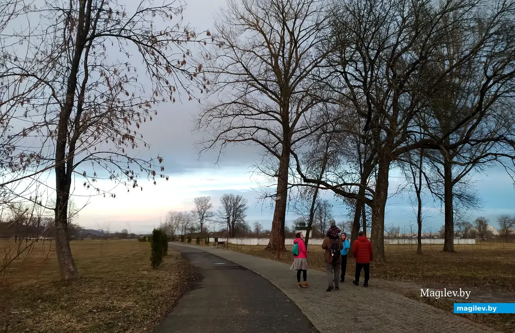 Подникольский парк пользуется популярностью. Люди здесь гуляют семьями, а кто впервые, - удивляется, как много уже сделано в парке дорожек. Могилев, 26 марта 2023 года.
