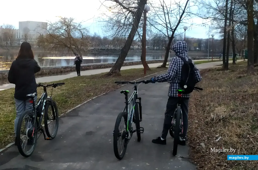 Велосипедисты на тропе здоровья в Могилеве. Набережная Днепра. 26 марта 2023 года.