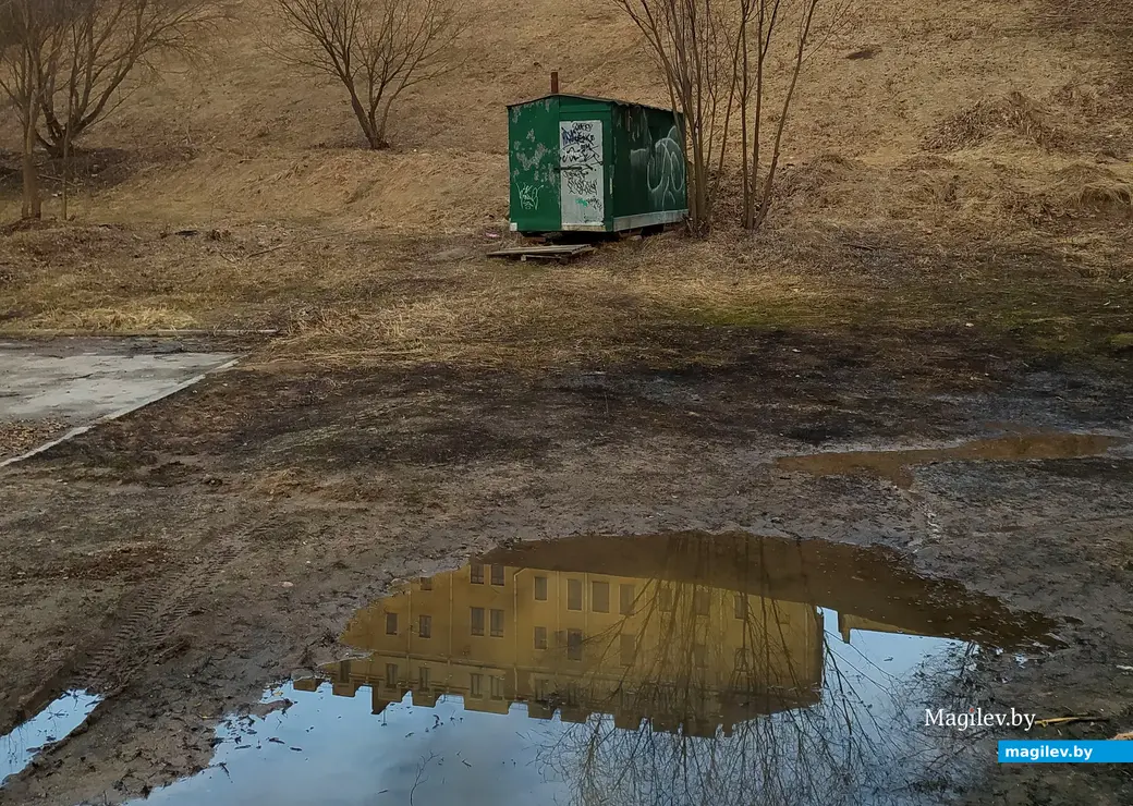 «Завышенная самооценка». Догадаетесь ли, какое здание отражается в луже? Могилевский областной краеведческий музей. 26 марта 2023 года.