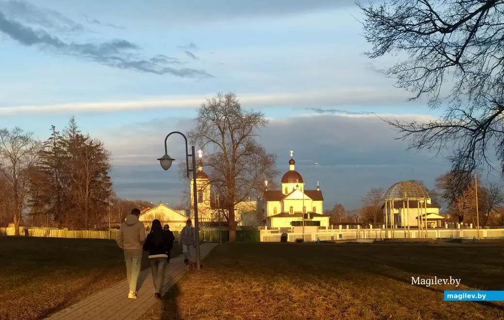 Покровский храм в лучах закатного солнца. Могилев, 26 марта 2023 года.