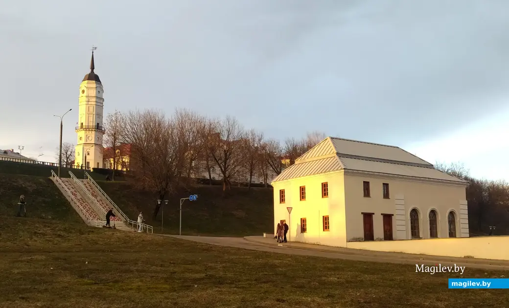 Вид на Ратушу и восстановленную Синагогу на могилевском Школище. Когда-то в этом районе было сразу несколько синагог. При них обучались дети евреев. Потому место и