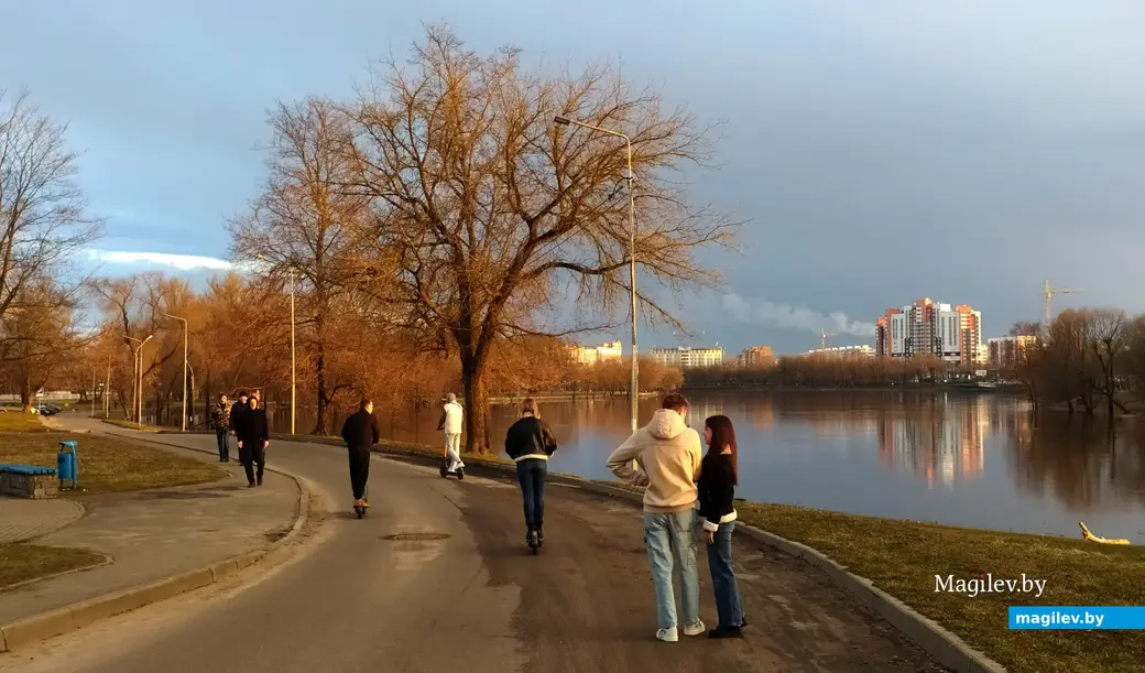 В воскресный вечер на набережной полно народа. Кто катается на самокатах, кто на велосипедах, а кто-то по старинке – пешком. 26 марта 2023 года.