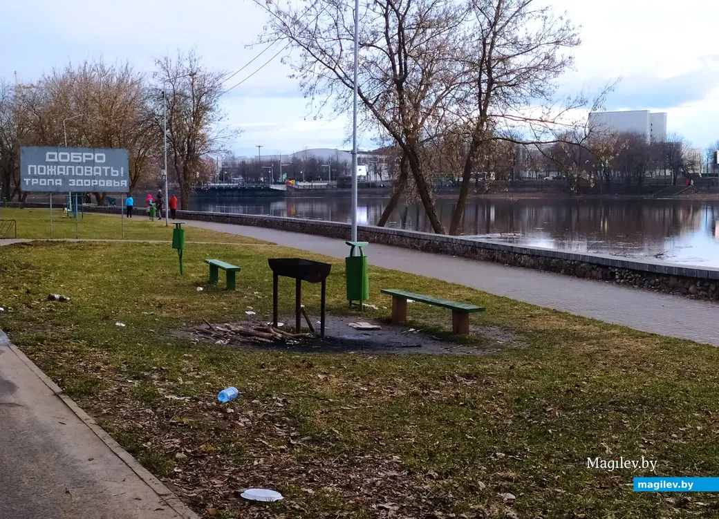 Добро пожаловать на тропу здоровья.... Могилев, 26 марта 2023 года. Пришла весна и показала, кто где... обедал. Видимо, пора на субботник.