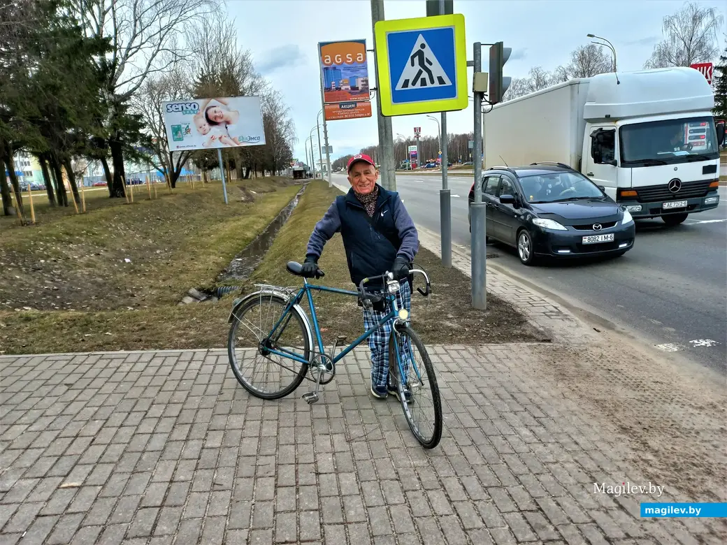 Николай Мордашев и его двухколесный транспорт. Могилев, март 2023 года.