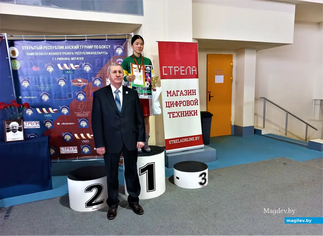 Мастер спорта международного класса Александр Банин с победительницей турнира из Монголии. XIV открытый Республиканский турнира по боксу памяти Заслуженного тренера