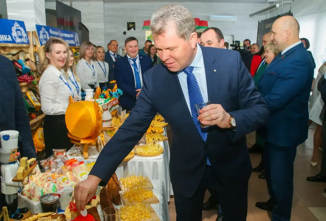 Во время конкурса профмастерства «Сырная корона». Участие в дегустации принял и мэр Могилева Александр Студнев. Фото: babushkina.by