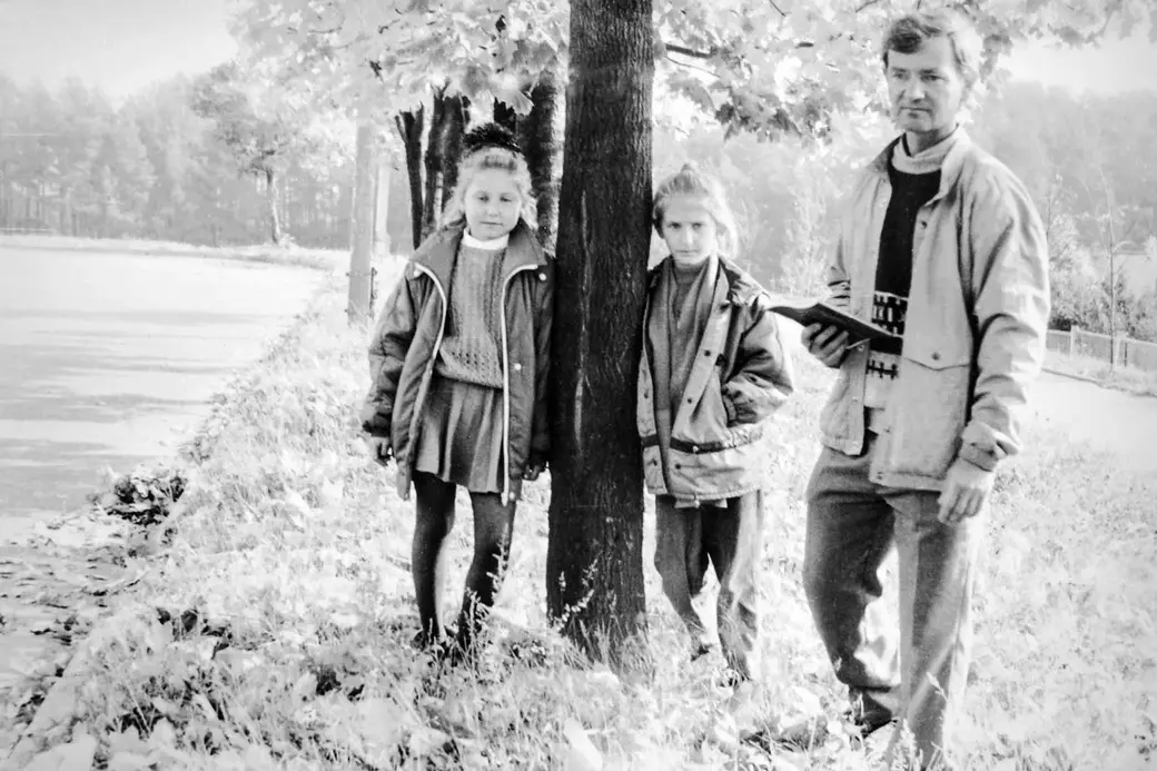 Николай Хотяинцев на пленэре с воспитанниками фотокружка Техноприбора. Фото начала 1990-х годов.