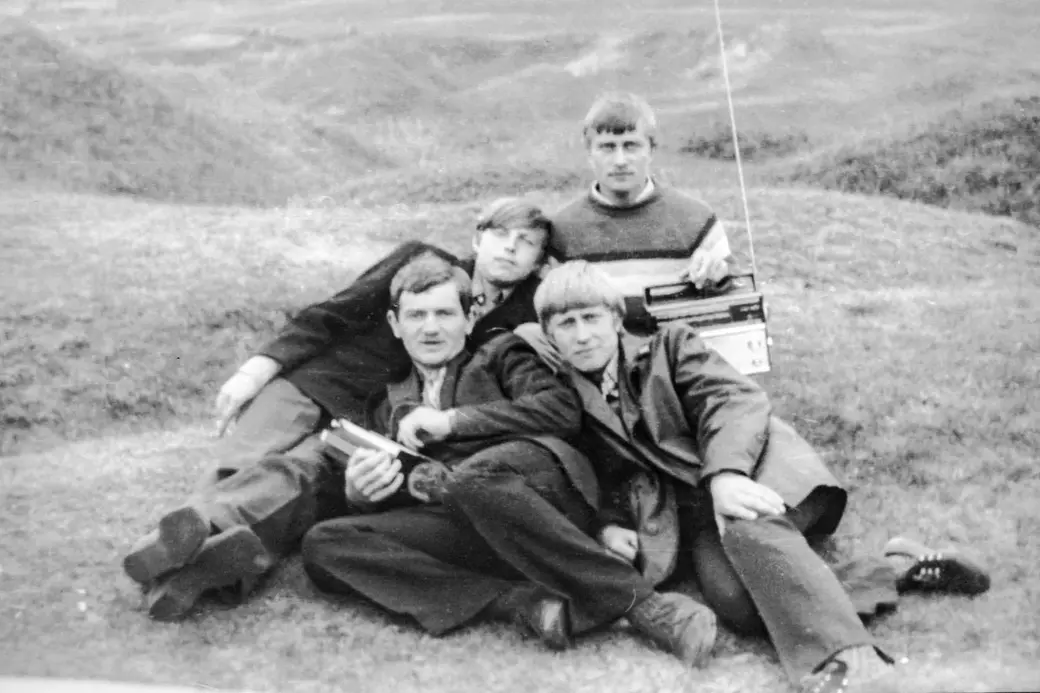 Николай Хотяинцев с друзьями на окраине поселка Луполово, где в настоящее время построен проспект Шмидта Могилева. Фото 1970-х годов прошлого века.