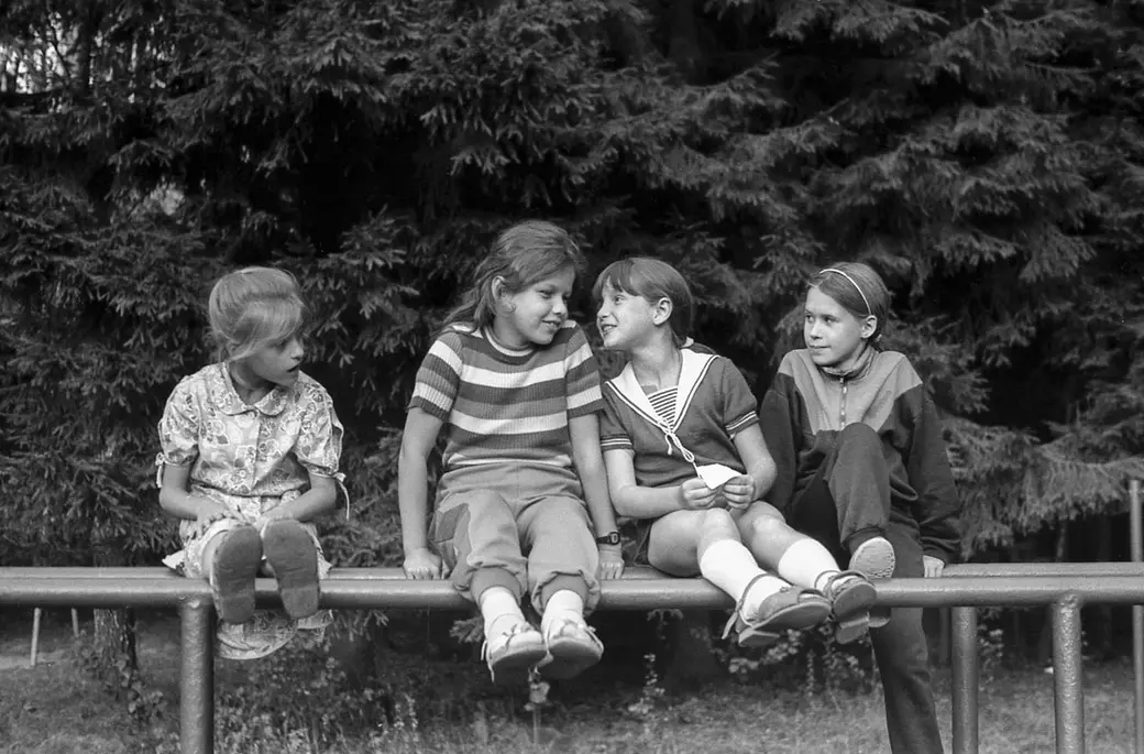 Выставочная фоторабота Николая Хотяинцева. Детский лагерь в пригороде Могилева. Фото начала 1990-х годов.