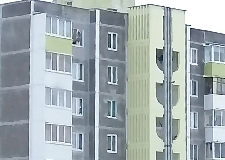 На 9-м этаже на подоконнике со стороны улицы стоит подросток. Фото: s-k.by.