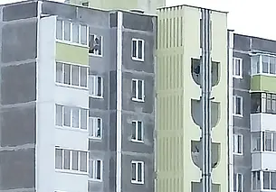 В Слуцке из семьи изъяли девочку, которая мыла окно на 9-м этаже