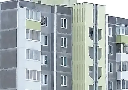 В Слуцке из семьи изъяли девочку, которая мыла окно на 9-м этаже