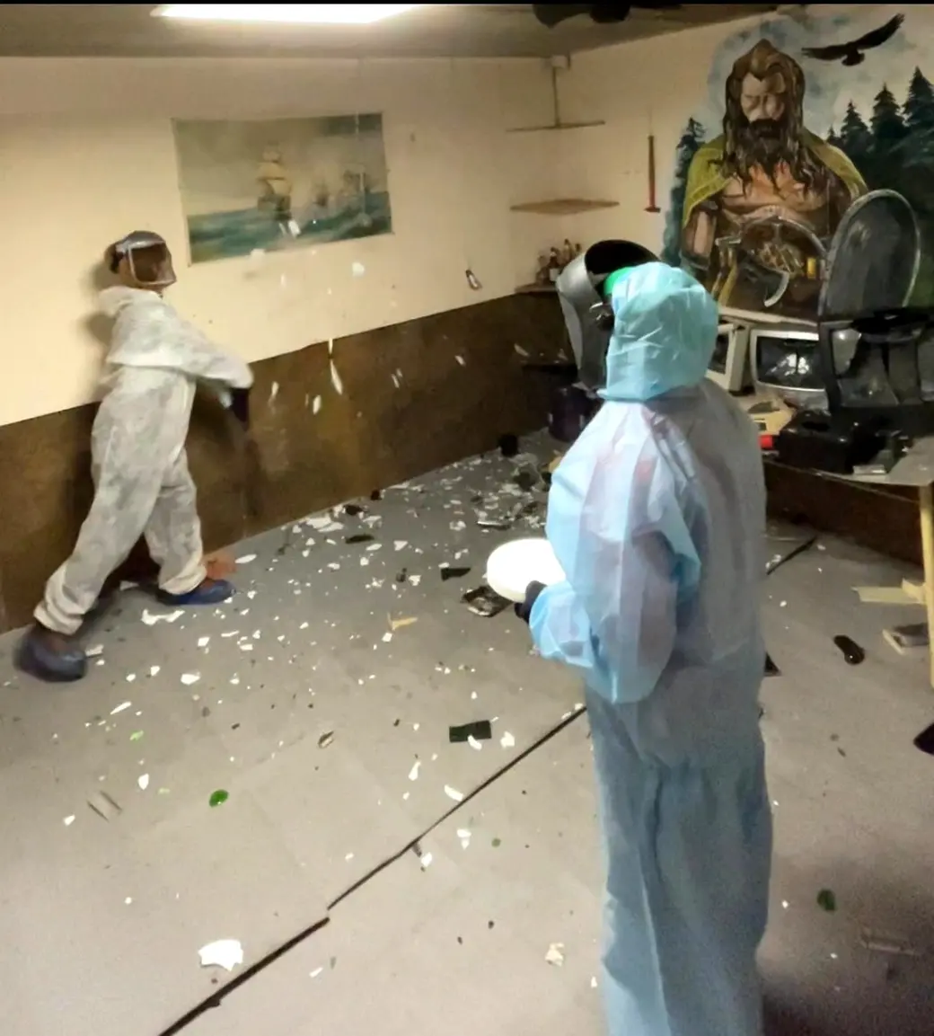 Посетители комнаты ярости за работой.