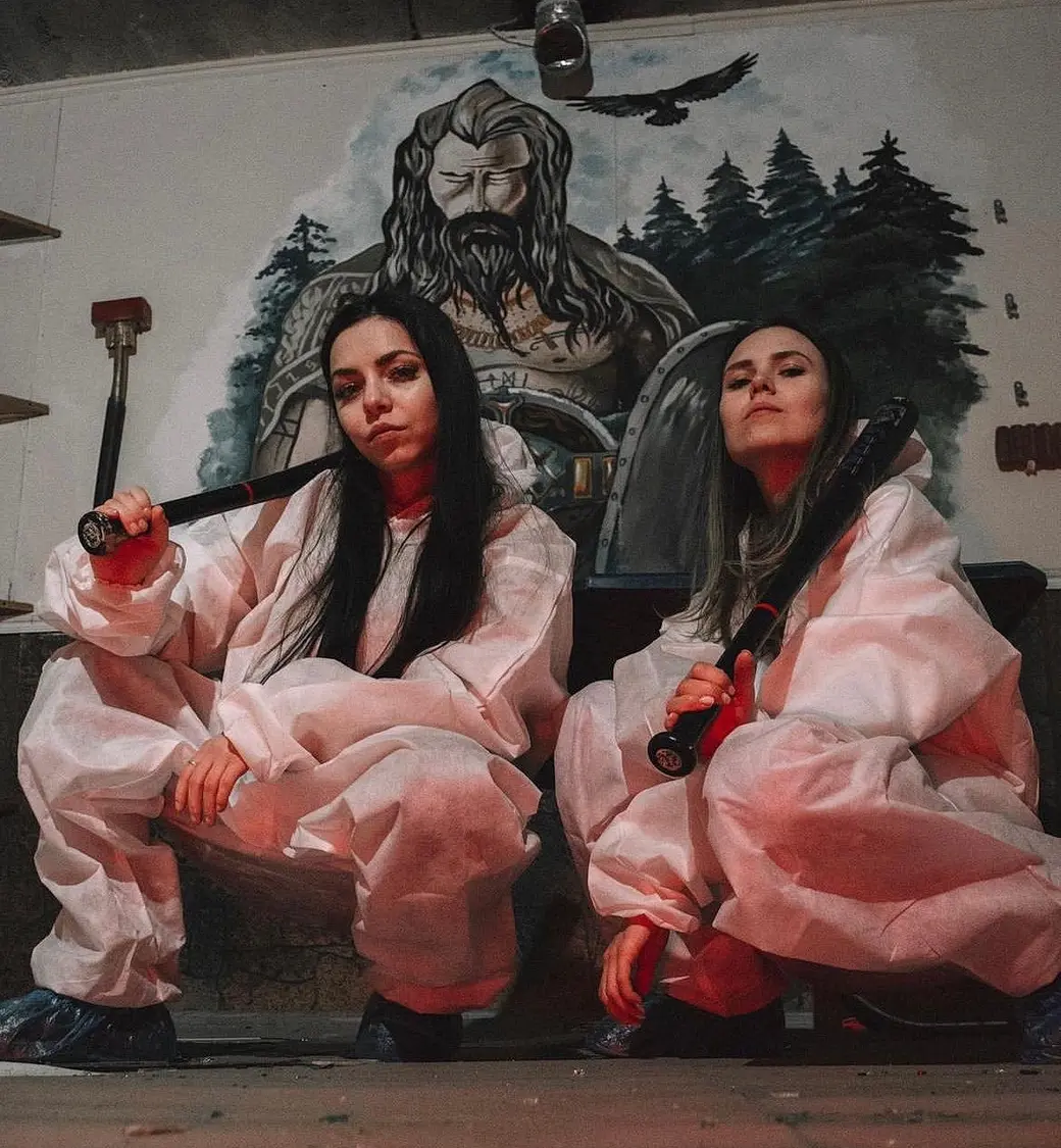 Среди молодежи место интересно в основном девушкам: для них покрушить и поломать что-то – экзотика.