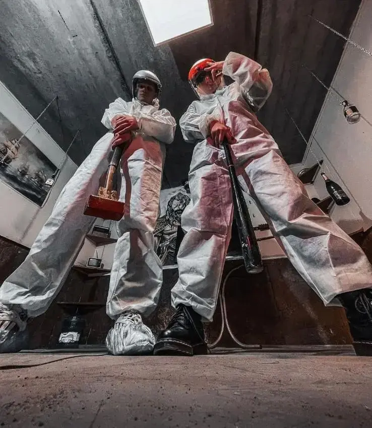 Суровые клиенты комнаты ярости.