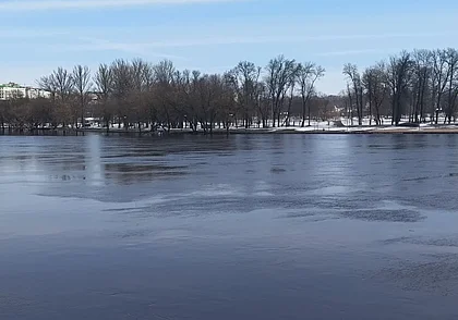 В Могилеве интенсивно поднимается уровень воды в Днепре. Фотофакт