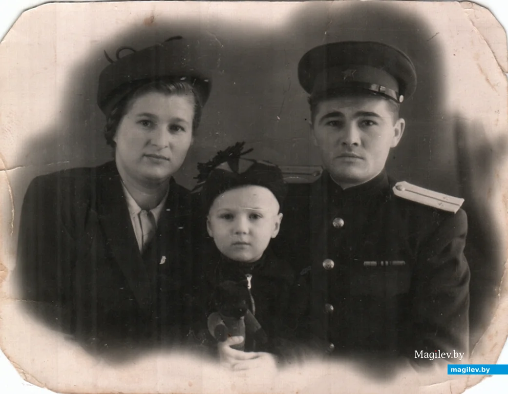Родной брат Виктора, Владимир, с родителями.