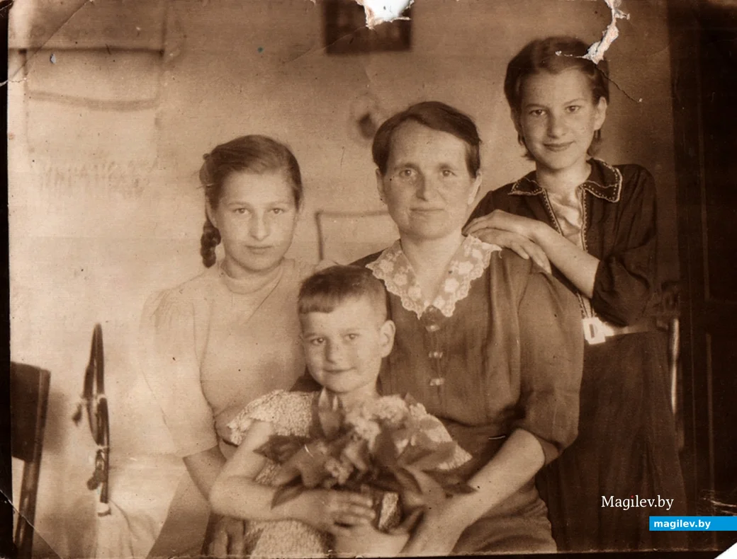 Сёстры Михалькевич с мамой Акулиной. Справа – Людмила, будущая Кнарус.