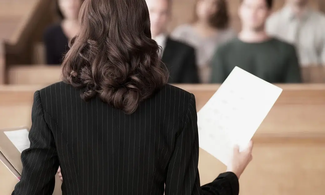 Защитнику гарантировано право выписывать из дела сведения в любом объеме, кроме сведений, содержащих государственные секреты или иную охраняемую законом тайну. Фото: