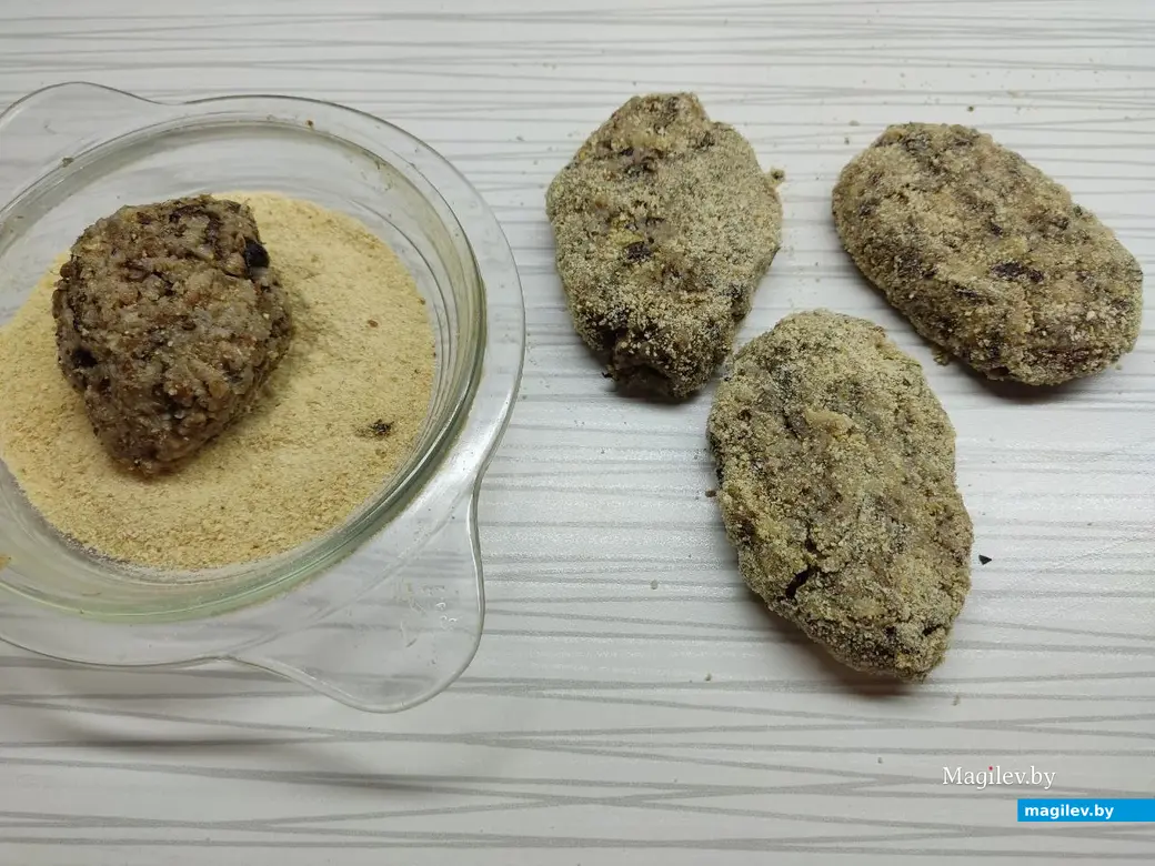 Формируем котлеты, обваливаем их в сухарях или муке