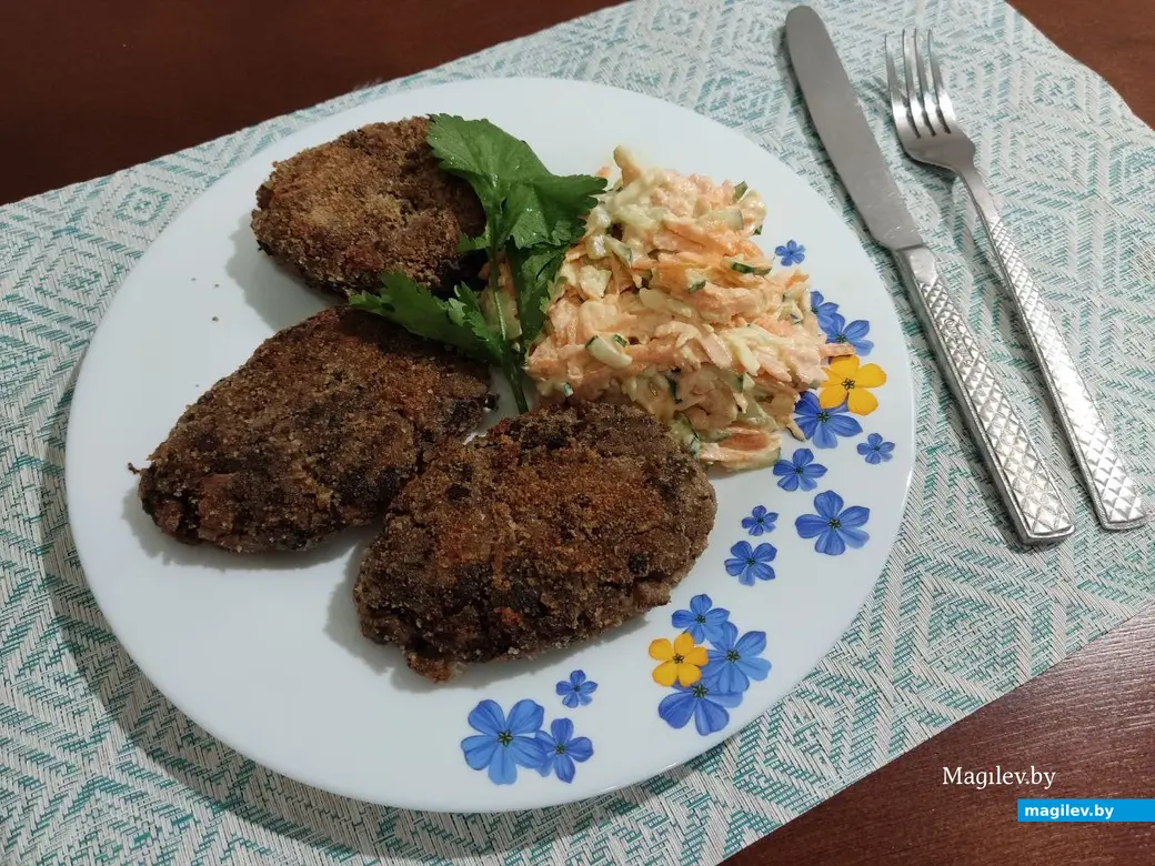 Раскладываем на тарелки котлеты и фруктово-овощной «гарнир»