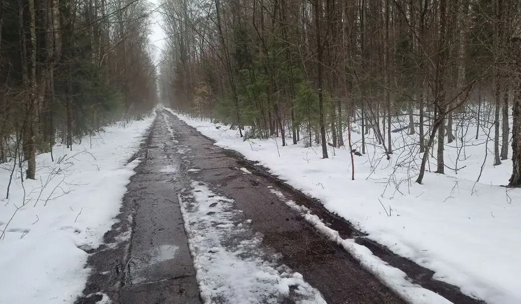 Спасает то, что дорога выложена бетонными плитами, иначе проехать было бы проблематично.