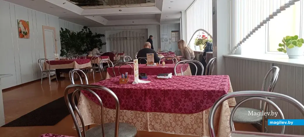 Уютный зал. Столовая №162 ОАО «Булочно-кондитерской компании «Домочай». Могилев, март 2023 года.