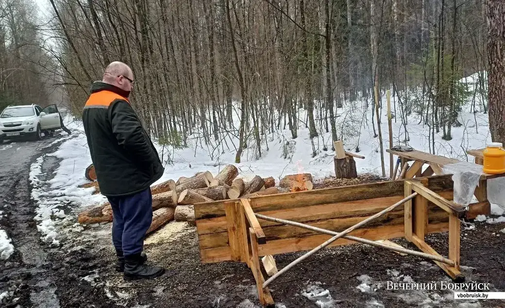 Нужную полянку находим по костру, у которого находятся работники лесничества.
