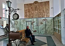 «Приходилось быть одновременно и графиком, и скульптором, и строителем, и альпинистом». История создания декора Могилевского главпочтамта