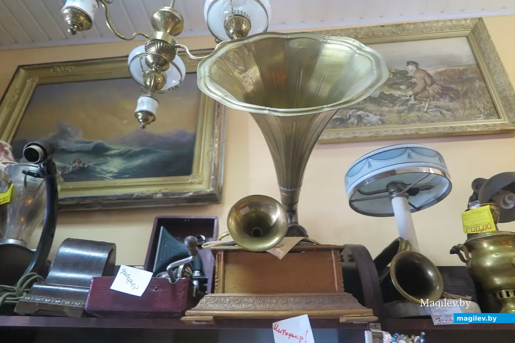 Март 2023 г. Могилев, лавка старьевщика «У Василия». Наш герой славится как специалист по патефонам, граммофонам, графонолам…