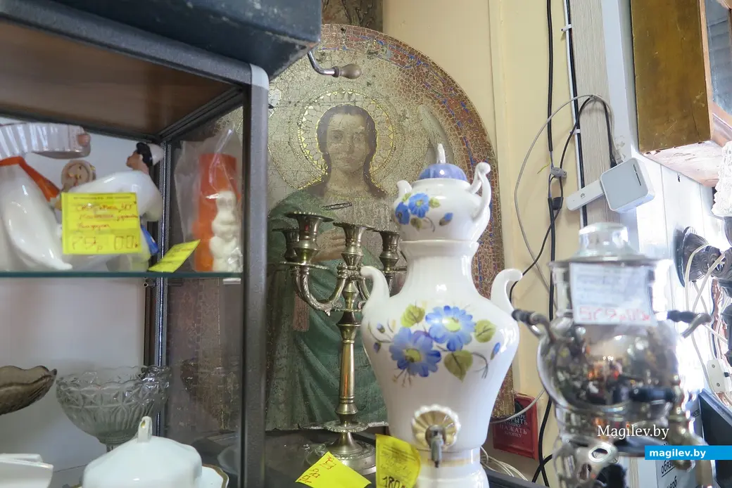 Март 2023 г. Могилев, лавка старьевщика «У Василия». Икона с Архангелом Гавриилом была написана в XVIII веке.