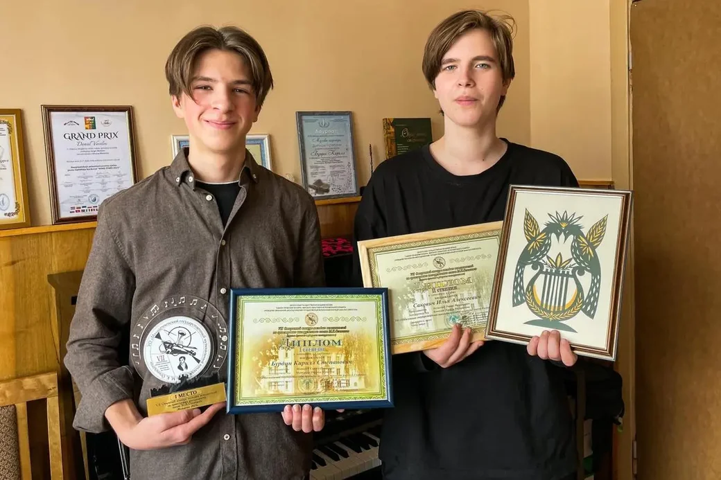 Кирилл Бурдин и Илья Сакович. Фото Могилевской гимназия-колледж искусств им. Евгения Глебова