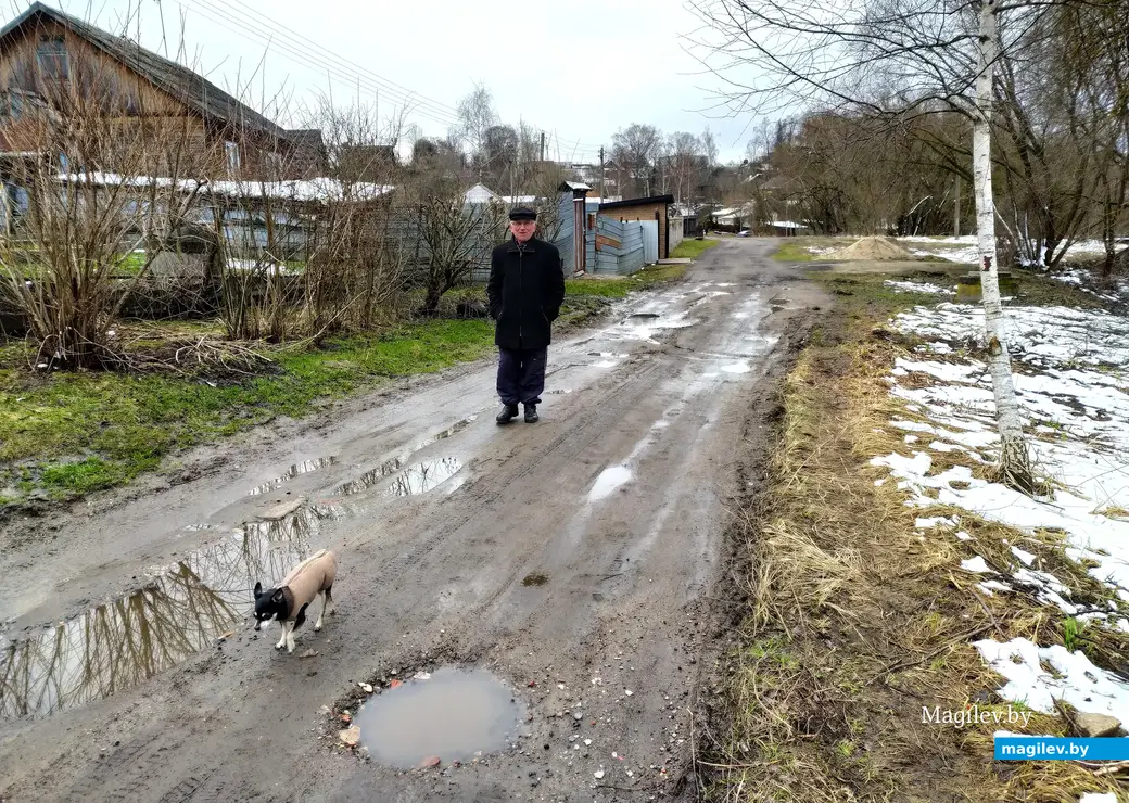 Местный житель предложил сфотографироваться своему четвероногому другу. В кадре места много – зафоткала двоих. Карабановка, Могилев. 4 апреля 2023 года.