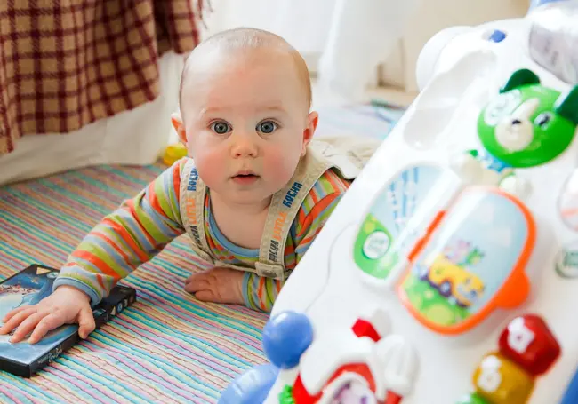 Правда ли, что младенцы не различают цвета: не стоит тратиться на яркие погремушки