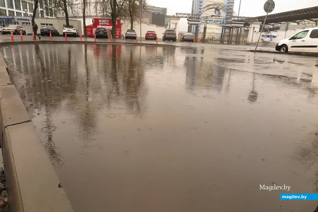 5.04.2023 г. Могилев. Такие вот лужи на стоянке рядом со стадионом «Спартак».
