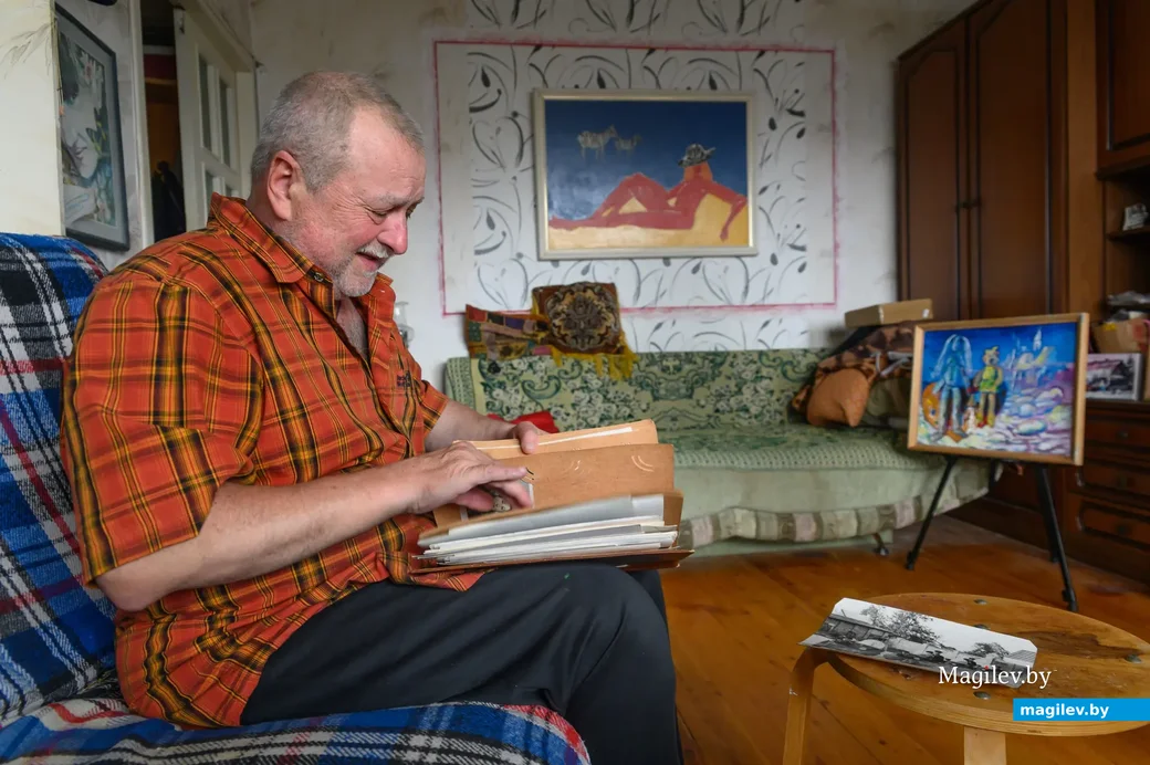 05.04.2023. Бобруйск. Художник Виктор Кнарус у себя дома, листает старый альбом.